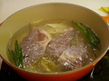 step1: 1) 幾片薑,蔥加水煮滾後, 再落牛腩飛水10分鐘後撈起, 洗乾淨 (清走多餘肥膏, 個湯會清D)