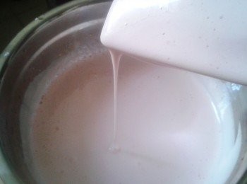 step3: 用電動攪拌器打溶液至份量加倍，變成泡沫狀，需時大約15至20分鐘，可加入自己喜歡的食用色素（我用粉紅色）