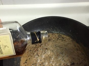 step8: 撿起香草和蒜頭。加入奶油再煮一分鐘。最後加入少許 Brandy，和蕃荽碎，完成