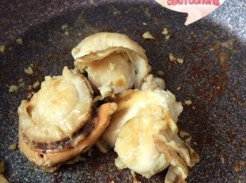 step1: 解凍帆立貝, 洗乾淨, 放已加油並預熱既煎PAN 煎, 係面加上蒜蓉, 約煎2-3分鐘, 轉另一面煎, 同一時間放煙三文魚略煎, 盛起兩種海鮮