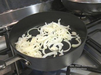 step2: 好簡單咁講下個整法:
1. 洋葱:切, 肉: 切.
2. 落油, 落洋葱, 起洋葱, 落肉, 炒熟, 又落番洋怱, 上碟 (你可以好快咁連續講三次我有野送俾你)
3. 食得