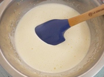 step1: 先來製作愛心部分。將砂糖與雞蛋放在容器用電動打蛋器打3分鐘至滑順光滑。