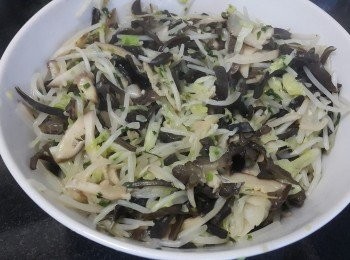 step7: 大火炒至軟身，隔去多餘水份