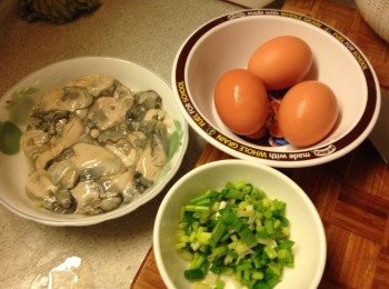 step1: 蠔仔先用生粉沖水洗淨, 然後放入滾水加入紹酒, 大約30秒後盛起備用