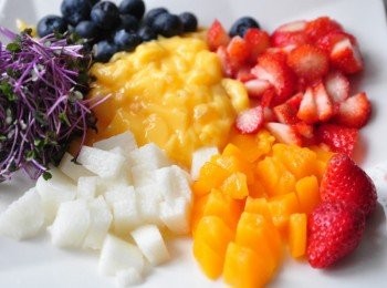 step2: 另外備料:將山藥、水蜜桃、芒果布丁、草莓(留2顆備用)切小丁狀，有機紅高麗菜苗及藍莓沖洗乾淨