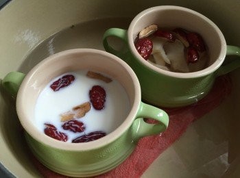 step3: 大鍋子中加入水 (水高度至湯盅一半以上少許)，水滾後,加入毛巾墊底，放入湯盅，中火加熱燉2小時，期間水少了，加入滾水繼續燉，火太大可調教中細火