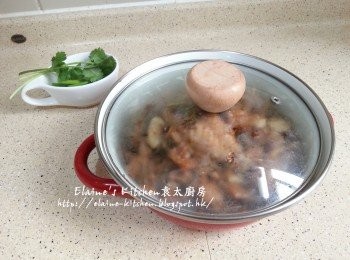 step10: 將<a href="https://bit.ly/3zHU5V3" target="_blank" data-keyword="雞翼" class="guide-link"><strong>雞翼</strong></a> <span style="display:inline-block;vertical-align:middle;margin-top:-3px;color:initial;border-radius:3px;padding:2px 3px;font-size:12px;line-height:14px;background:#87d300;color:#fff;">即買</span> 轉入另一細煲內蓋上蓋焗至食前再番熱 , 灑上芫茜及蔥段即可