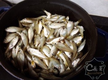 step1: 將梳羅魚用水先沖洗再浸10分鐘, 清洗乾淨 (我冇特別逐條劏)