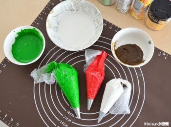 step5: 硬質糖霜裝入擠花袋、軟質糖霜裝容器