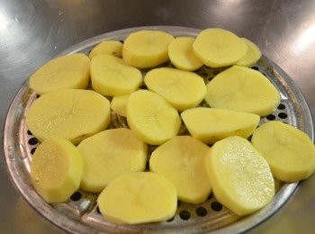 step1: 馬鈴薯去皮，切小塊放入蒸鍋中蒸至軟熟。