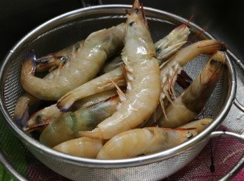 step2: 蝦剪去蝦鬚，挑去腸泥，洗淨備用。