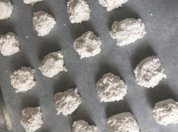 step4: 用雪糕杓或兩小匙把麵糊分成小球，放在已鋪上牛油紙的烤盤上。