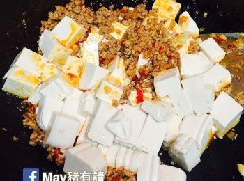 step2: 加入豆腐、雞粉和生抽，輕力炒匀，加少許糖提味，煮約5分鐘讓豆腐吸收醬汁。最後加葱花和花椒油炒匀即可。