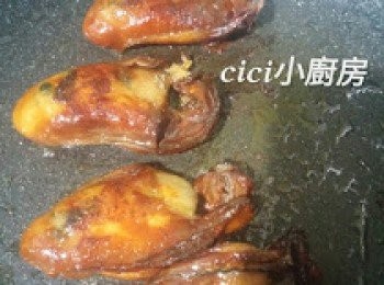 step3: 凍鑊下油，燒熱後用慢火將金蠔兩面煎至金黃色，盛起備用。