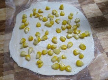 step4: 將粟米粒平均地舖上酥皮上