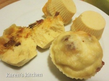 step8: 我放太多肉干和cheese,蒸到凹凸不平，雖然不美，但好吃！