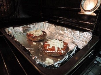 step5: -灑上芝士碎，焗至芝士金黃便可

（時間按菇大少調節）

**中途出左d水，但唔駛擔心，只要用廚紙索乾再焗就ok了。