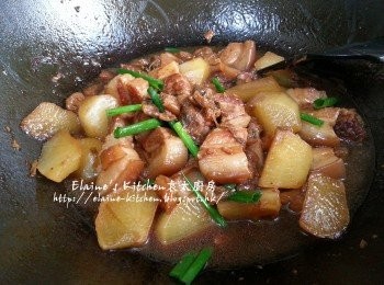 step10: 最後加入白蘿蔔用慢火炆15分鐘 , 加入蔥段拌勻即可