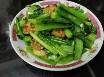 step5: 做法 :

將麵筋用蒜頭 , 乾蔥 , 少少鹽煎香麵筋備用 , 再爆香蒜頭 , 乾蔥 , 薑片大火爆炒芥菜 , 炒至少少軟身後 , 將麵筋回鑊 , 加入半碗水 , 雞粉 , 少少鹽 , 糖 , 蓋好焗煮約 2 分鐘 , 加入少少麻油 , 生粉水埋芡 , 完成 .