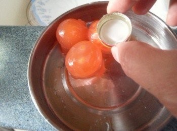 step1: 咸蛋黃加入少許玫瑰露酒