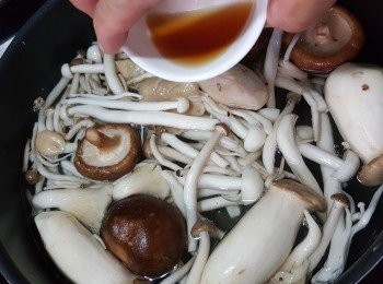 step1: 先處理餡料:雜菌洗淨後用滾水加1湯匙紹興酒出水煮2分鐘（雜菌可隨個人喜歡邊款種類）（用酒出水是去除雜菌木槺味）