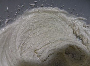 step1: 奶油置室温软化，加入糖，用打蛋器搅打至发白。
加入鸡蛋，搅打均匀。