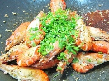 step2: 起鍋入橄欖油+無鹽奶油各適量炒香蒜末及辣椒末，
入瀝乾的泰國蝦拌炒一會、
入檸檬汁拌炒、加鍋蓋悶一下（蝦易熟、味道也能整合）！
掀蓋入鹽與粗粒黑胡椒拌炒均勻，
確定蝦隻都轉紅熟了→熄火！
趁鍋內餘溫拌入香菜碎，拌炒均勻即可盛盤食用(^o^)丿