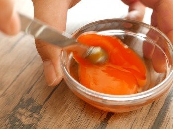 step2: 把雲呢拿香油加入蛋黃中拌勻備用。