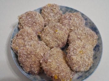 step7: 用手將芋頭料搓成圓餅狀，沾上蛋汁，放在炸粉碟內均等沾粉後，拍打多餘的粉