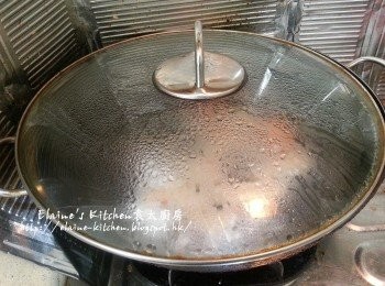 step1: <a href="https://bit.ly/3zHU5V3" target="_blank" data-keyword="雞翼" class="guide-link"><strong>雞翼</strong></a> <span style="display:inline-block;vertical-align:middle;margin-top:-3px;color:initial;border-radius:3px;padding:2px 3px;font-size:12px;line-height:14px;background:#87d300;color:#fff;">即買</span> 及雞蛋洗淨後 , 放入鑊中出一出水