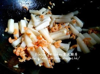 step8: 再加上湯拌勻炒至收乾水份 , 直至白蘿蔔成半熟狀態就可