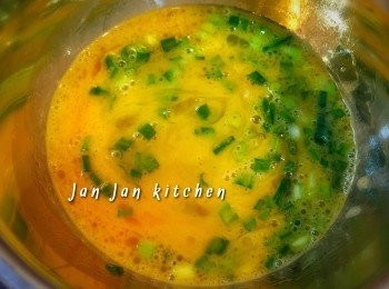 step3: 在碗中打入蛋，加入調味及生粉，打成蛋汁，再加入蔥花。