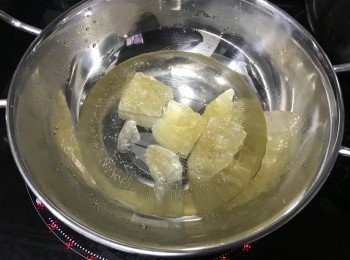step2: 將水及糖放入煲中，加熱至糖完全溶解，放涼至微暖備用
