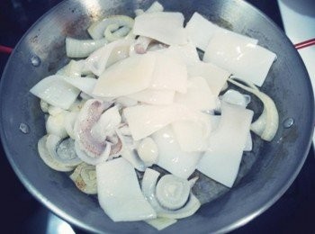 step3: 炒出香氣後放入切成塊狀的魷魚快炒~~