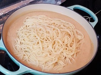 step6: 將剛煮好的意粉加入<span class="group_2">醬汁</span>中拌勻。