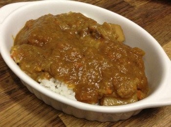 step3: 將白飯裝在焗烤盤裡，淋上咖哩醬