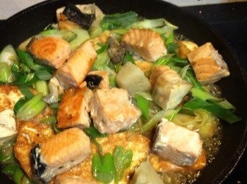 step5: 將大蔥放落已經煎好既三文魚炒香, 最近將豆腐回鑊, 調味, 食得!