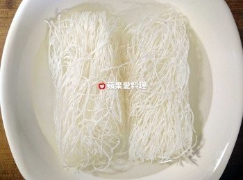 step1: 粉絲泡溫水15分鐘後，用剪刀剪斷。