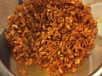 step4: 把炸好紅蔥酥撈起隔油，蔥油留起備用