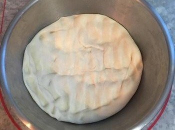 step6: 倒到工作檯上,手握拳輕壓麵糰,將空氣排出。 3.依各人喜好,秤重切割成3份(@177g麵皮較有厚度)