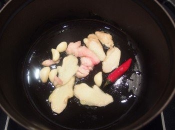 step4: 準備一個燉鍋(厚底鍋)倒入一匙油,放入薑片,辣椒及蒜頭小火爆香。