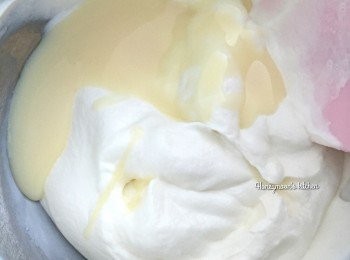 step1: 淡忌廉以電動打蛋器打至6成。
加入鍊奶和雪尼拿香油用刮刀拌勻。
將混合物抽出一半加入朱古力粉拌勻，
各倒入方型盤，用刮刀抹平，放入冰箱雪4～6小時，成形後便成為雲呢拿和朱古力口味的雪糕了。