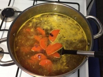 step4: 將清水及薑蓉、鹽、胡椒粉及雞粉一起用細火煲20分鐘，先試味道是否太咸(如太咸可加入適量熱水再多煲5分鐘)，相反如不夠可加入雞粉拌均後關火。