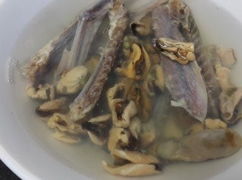 step3: 淡菜（即細青口貝類）醃製過程會有沙塵，浸軟後要稍為翻開清洗，臘鴨翼清洗後，出水去油脂備用