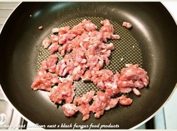 step3: 將豬絞肉直接下鍋炒乾至熟，同時並加入些許米酒與醬油拌炒去腥。