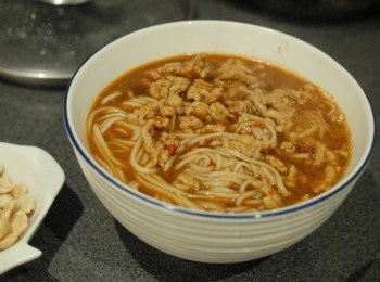 step5: 將麵條放入碗內，然後倒入湯汁及肉碎