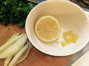 step2: 洋蔥切絲，甘藍洗淨瀝乾水切碎，檸檬刨些許皮（黃色部分）備用，