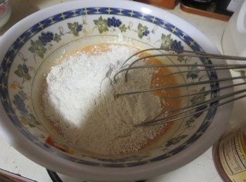 step2: 將B加入A拌勻,静置20mins.如發覺麵糊太稠的話，可酌量加少許牛奶調較。 （因爲不同品種的南瓜含水分量不同，要自己調整。）