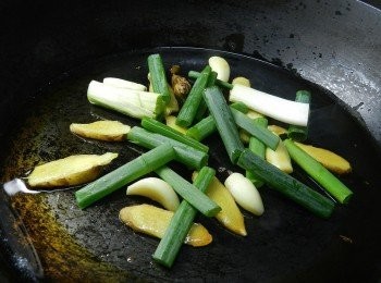 step2: 下蒜頭、蔥白與部分蔥綠下鍋快炒