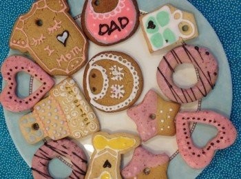 step9: 在畫好邊線的<span class="group_1">餅乾</span>上倒入<span class="group_2">糖霜</span>後，用牙籤或是尖插把邊邊和<span class="group_2">糖霜</span>融合